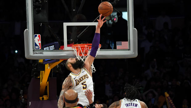 tyson_chandler_gets_decisive_block.jpg
